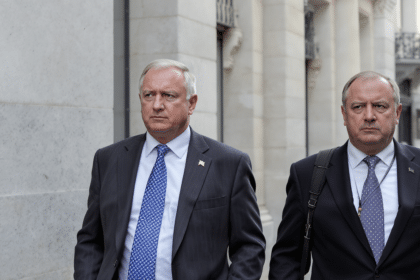 des oligarques russes tentent de contourner la justice pour accéder à leurs avoirs gelés à bruxelles, suscitant des enjeux juridiques et économiques majeurs.