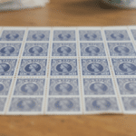 découvrez l'essor spectaculaire du marché du timbre avec un bloc rare de 48 « two pence blue » estimé à plusieurs millions de dollars, une vente qui bouleverse les collectionneurs.