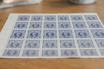découvrez l'essor spectaculaire du marché du timbre avec un bloc rare de 48 « two pence blue » estimé à plusieurs millions de dollars, une vente qui bouleverse les collectionneurs.