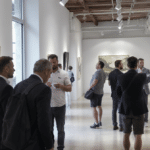 à art basel, les acheteurs reviennent doucement mais sûrement, marquant un début prometteur pour le marché de l'art après une période d'incertitude.