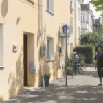 découvrez comment certains maires agissent face à la canicule en interdisant les volets roulants pour améliorer l'urbanisme et le confort des habitants.