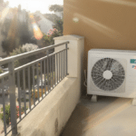 découvrez pourquoi l'orientation est, sud et ouest de votre appartement augmente la chaleur intérieure durant la canicule, rendant la climatisation essentielle pour votre confort.