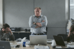 découvrez comment reconnaître rapidement les signes d'un management toxique en entreprise pour améliorer le bien-être au travail et favoriser un environnement sain.