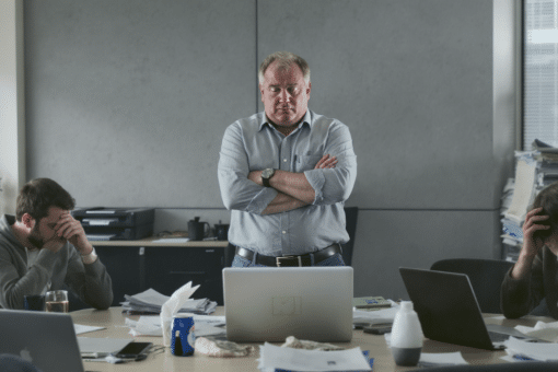 découvrez comment reconnaître rapidement les signes d'un management toxique en entreprise pour améliorer le bien-être au travail et favoriser un environnement sain.