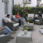 découvrez comment une terrasse apparemment paisible peut en réalité être un espace partagé dans le secteur immobilier, et ce que cela implique pour les acheteurs et locataires.