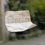 une lettre rare de 1849 adressée à victor hugo s'envole à 150 000 euros lors d'un marché philatélique exceptionnel, attirant les passionnés de courrier ancien et de littérature.