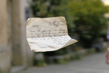 une lettre rare de 1849 adressée à victor hugo s'envole à 150 000 euros lors d'un marché philatélique exceptionnel, attirant les passionnés de courrier ancien et de littérature.