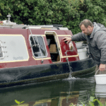 découvrez comment identifier et gérer une situation critique à bord d'une péniche causée par une voie d'eau, pour assurer votre sécurité et celle de votre embarcation.