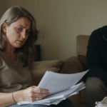découvrez comment une sœur peut retarder ou bloquer le règlement d'une succession et quelles sont les solutions juridiques pour débloquer la situation.