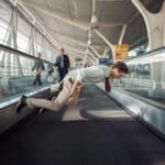 Forfait touristique : une chute inattendue causée par un tapis roulant à l’aéroport Paris – Charles-de-Gaulle