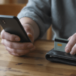 apprenez à repérer un faux conseiller bancaire, à éviter les pièges des fraudeurs et à protéger votre argent grâce aux bons réflexes.