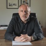 ludovic huzieux, cofondateur d’artémis courtage, analyse les tensions du marché immobilier et alerte sur un crédit qui pourrait se faire plus rare.