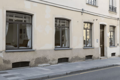 à mesure que les meublés touristiques se multiplient, les grandes villes risquent-elles de perdre leurs habitants et de devenir de simples décors ?