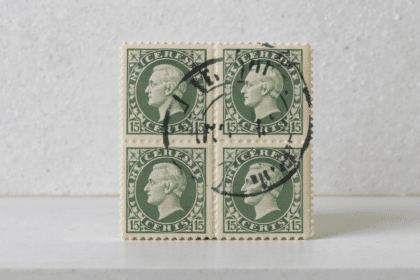 un bloc exceptionnel de quatre timbres cérès verts de 15 centimes a été vendu 120 000 euros, un record qui fascine les collectionneurs.