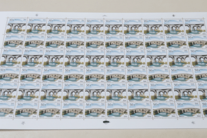 une feuille complète de 50 timbres « pont du gard » à 20 francs a été adjugée 15 774 euros lors d’une vente philatélique remarquable.